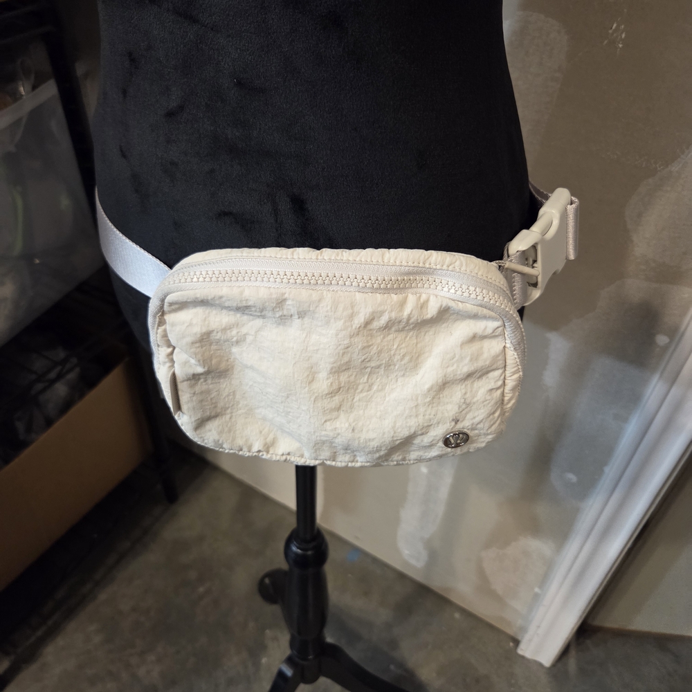 Lululemon Athletica Fanny Pack Cloth  Off-White Belt Bag Lightweight Vacation - Picture 9 of 9